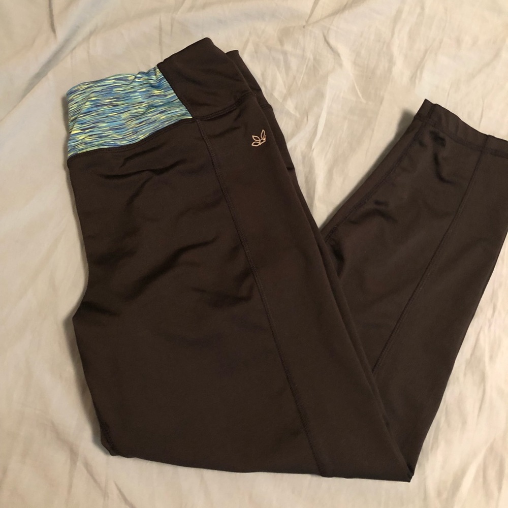Black cropped workout pants. Cute!
